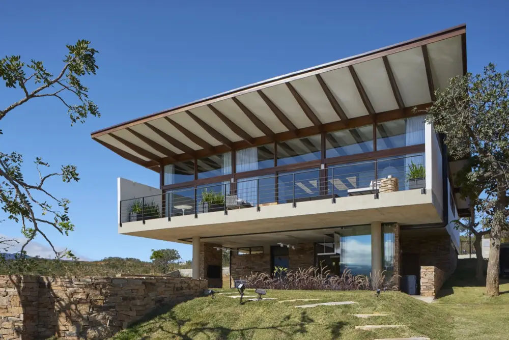 Casa em madeira laminada colada com telhado em balanço e varanda envidraçada