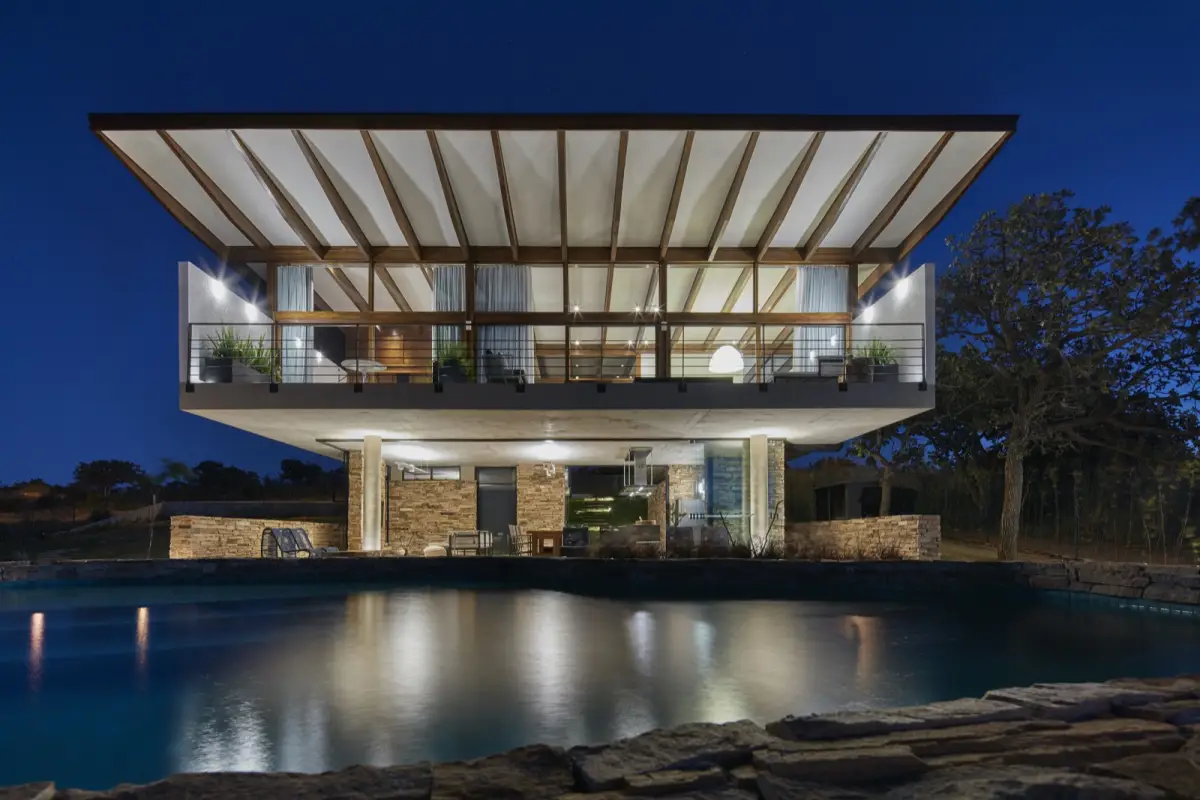 Casa em estrutura de MLC ao anoitecer, vista da piscina